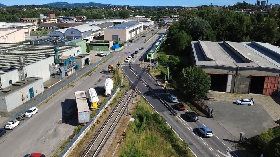 La chiusura del passaggio a livello Croci a Erba: «Follia per il centro città»