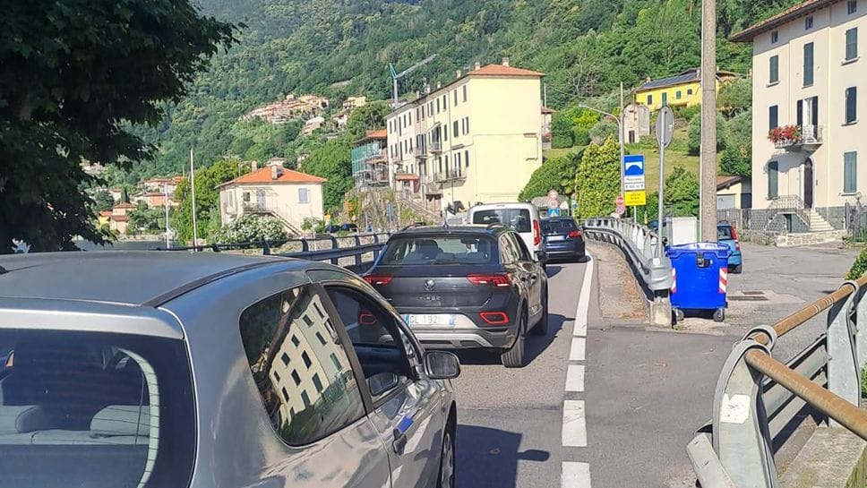 Travolto da un camion sulla Regina:  morto uomo di 51 anni. Stava cercando un oggetto caduto per strada