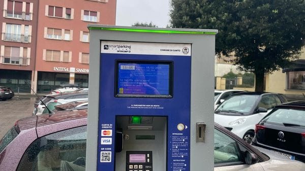 Cantù, boom di EasyPark nei posti blu. Il 33% dà l’addio alle monetine
