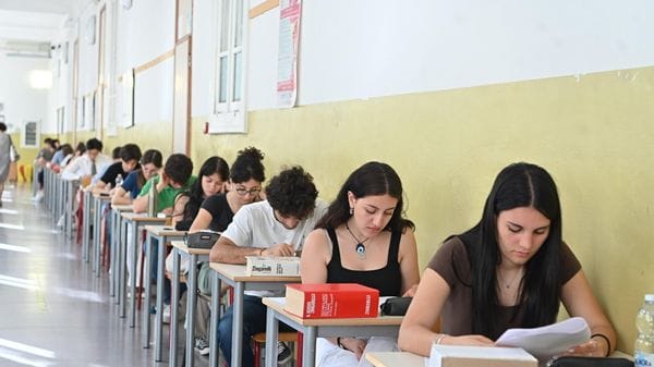 Maturità 2026, la prima prova in diretta. Ecco le tracce dei temi