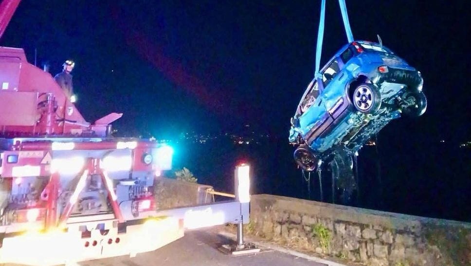 Auto nel lago, interrogato l’investitore: «Non sono fuggito, cercavo aiuto al bar»