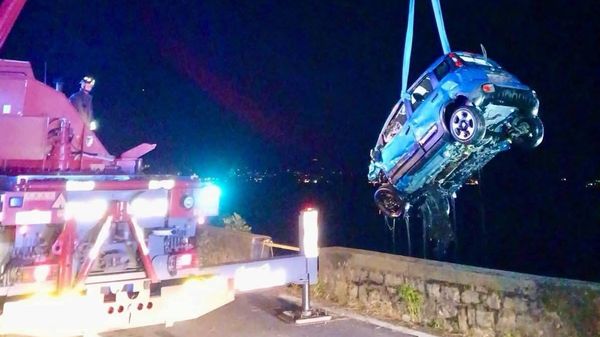 Auto nel lago, interrogato l’investitore: «Non sono fuggito, cercavo aiuto al bar»