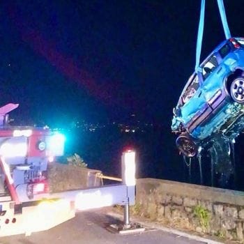 Auto nel lago, interrogato l’investitore: «Non sono fuggito, cercavo aiuto al bar»