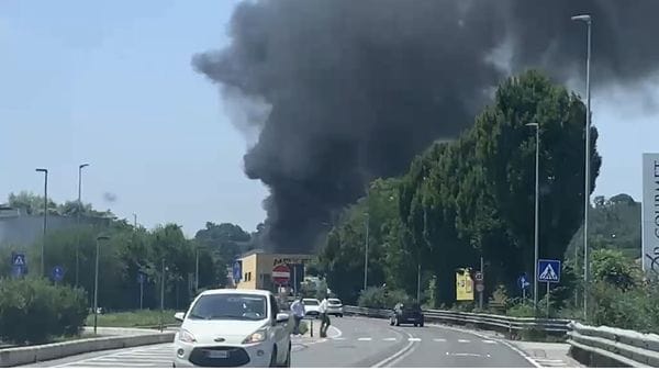 Incendio allo stabilimento Max Factory di Montano Lucino. La Protezione civile: «Tenete chiuse le finestre»