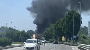 Incendio allo stabilimento Max Factory di Montano Lucino. La Protezione civile: «Tenete chiuse le finestre»