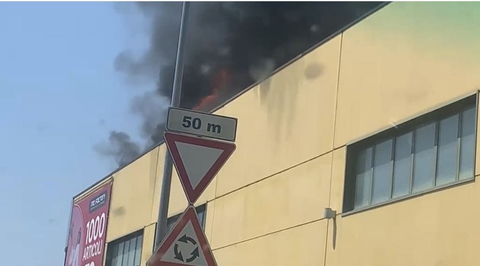 Incendio allo stabilimento Max Factory di Montano Lucino. La Protezione civile: «Tenete chiuse le finestre»