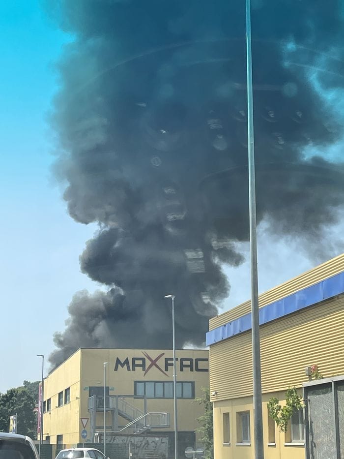 Incendio allo stabilimento Max Factory di Montano Lucino. La Protezione civile: «Tenete chiuse le finestre»