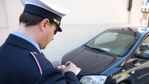 Parcheggi a Como, brutta sorpresa: multe sopra i 100 euro
