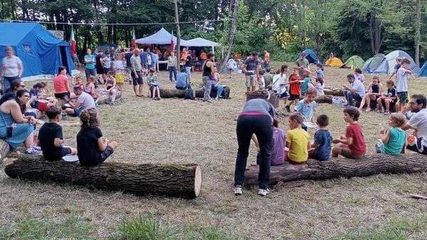 Per i bambini di Brenna il fascino della “Notte nel bosco”