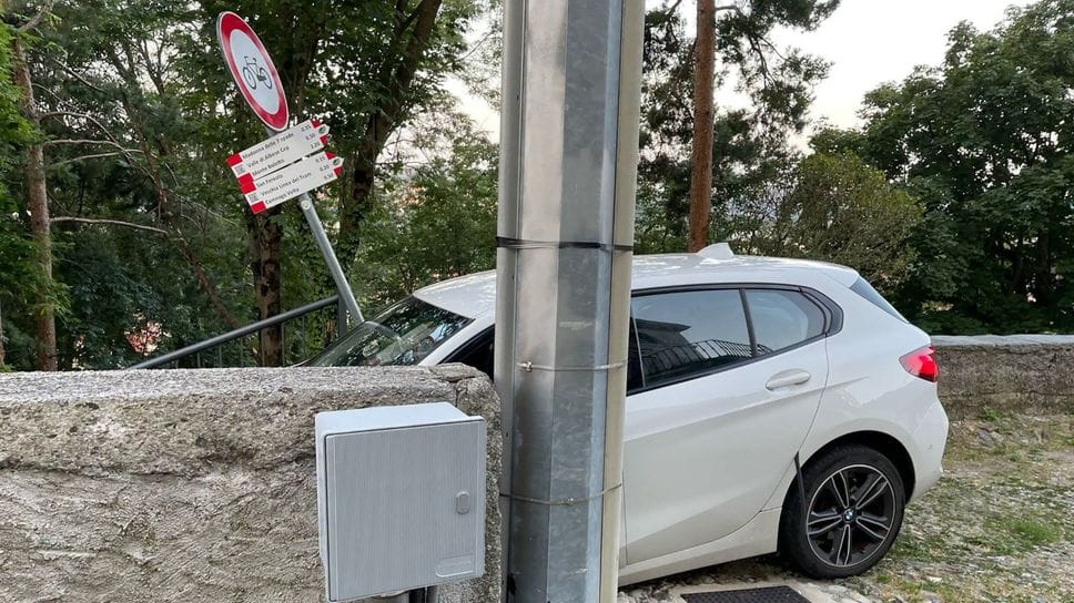 Tavernerio: un’auto rimane incastrata sui primi gradini della scalinata pedonale