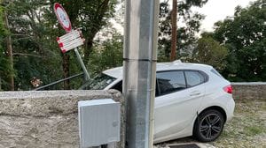 Tavernerio: un’auto rimane incastrata sui primi gradini della scalinata pedonale