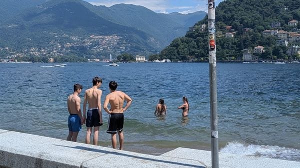 Ancora tuffi al Tempio: «L’acqua sembra pulita». Ma il pericolo è invisibile