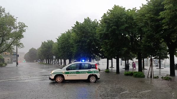 Violento acquazzone sulla città, chiuse tutte le corsie del lungolago. Borgovico a senso unico alternato