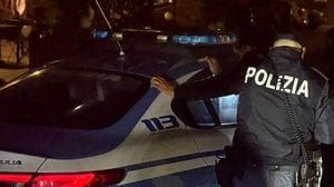 Dall’auto al racconto delle minacce: donna confessa ai poliziotti l’incubo e scatta l’arresto  