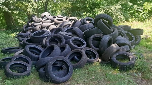 Il giallo delle gomme abbandonate nel campo: si indaga sulla pista svizzera 