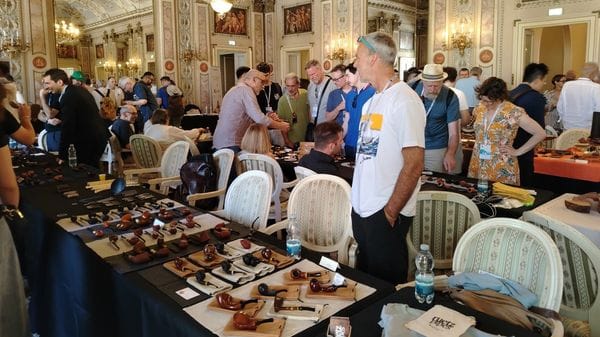 Meditazione e alto artigianato: la pipa, un’arte un po’ anche comasca
