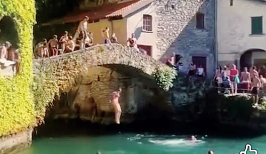 Nesso, antico ponte preso d’assalto dai bagnanti. «Non cede, ma servono più controlli»