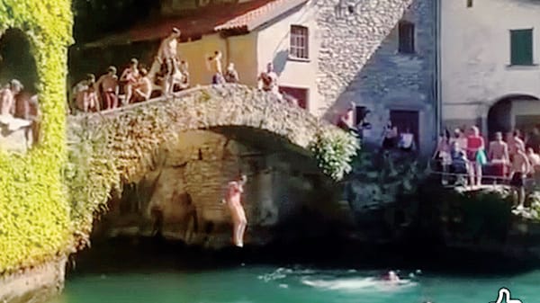 Nesso, antico ponte preso d’assalto dai bagnanti. «Non cede, ma servono più controlli»