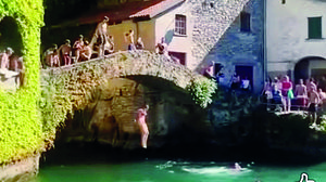 Nesso, antico ponte preso d’assalto dai bagnanti. «Non cede, ma servono più controlli»