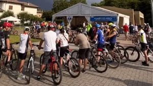 Una pedalata per Andrea Galimberti: grandi e piccoli nei boschi di Oltrona