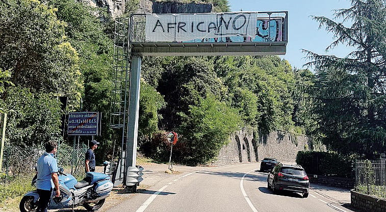 Regina, rimossi striscioni razzisti 