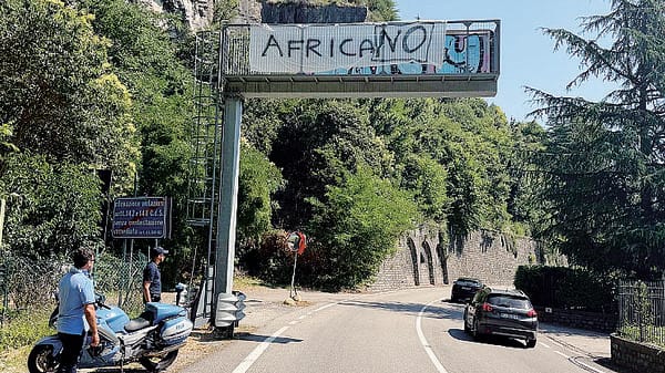 Regina, rimossi striscioni razzisti 