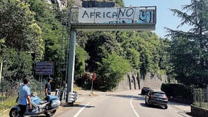 Regina, rimossi striscioni razzisti 