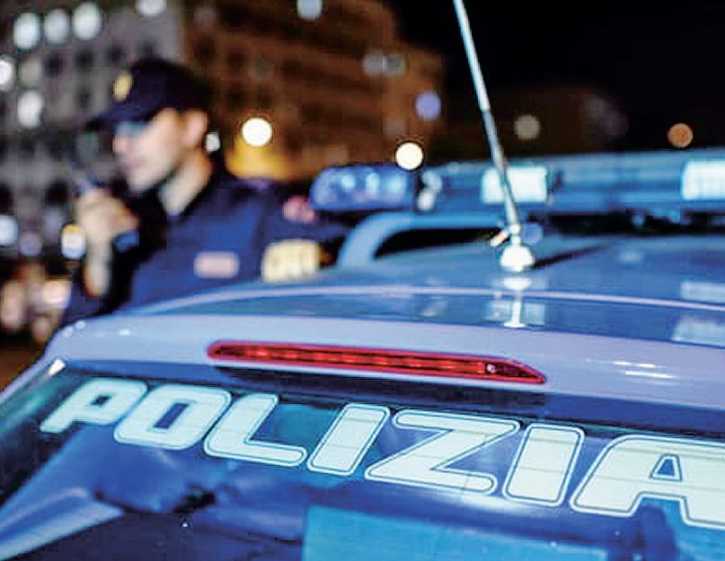 Tentano di investire i poliziotti per fuggire. Poi gli spari, l’inseguimento e gli arresti