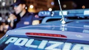 Tentano di investire i poliziotti per fuggire. Poi gli spari, l’inseguimento e gli arresti