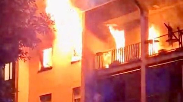 A fuoco una palazzina a Montorfano: ventidue persone evacuate