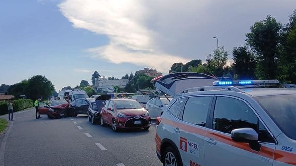 Albavilla, tamponamento a catena: traffico in tilt, due feriti lievi