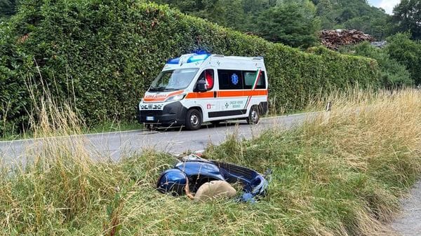 Scontro tra due moto a Lasnigo, ragazzo in fin di vita