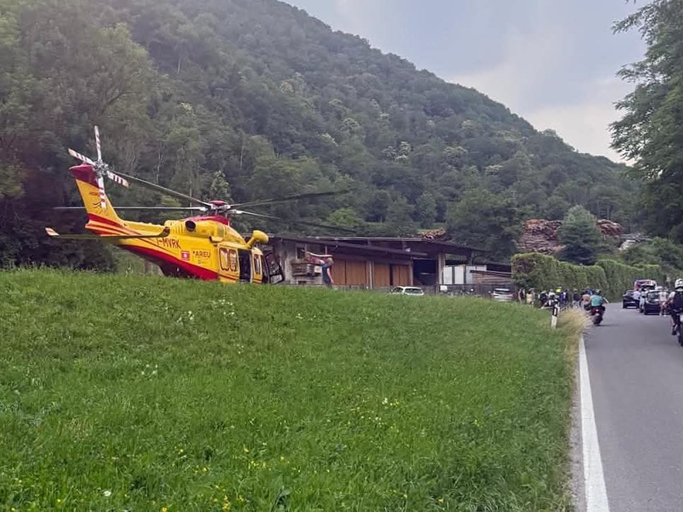 Scontro tra due moto a Lasnigo, ragazzo in fin di vita