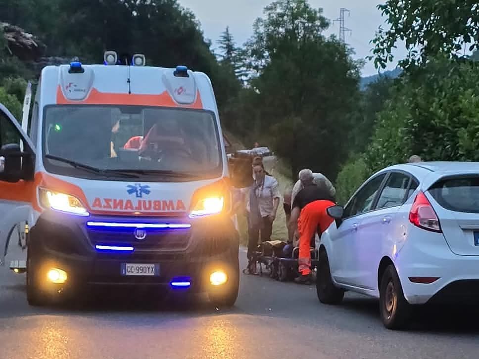 Scontro tra due moto a Lasnigo, ragazzo in fin di vita