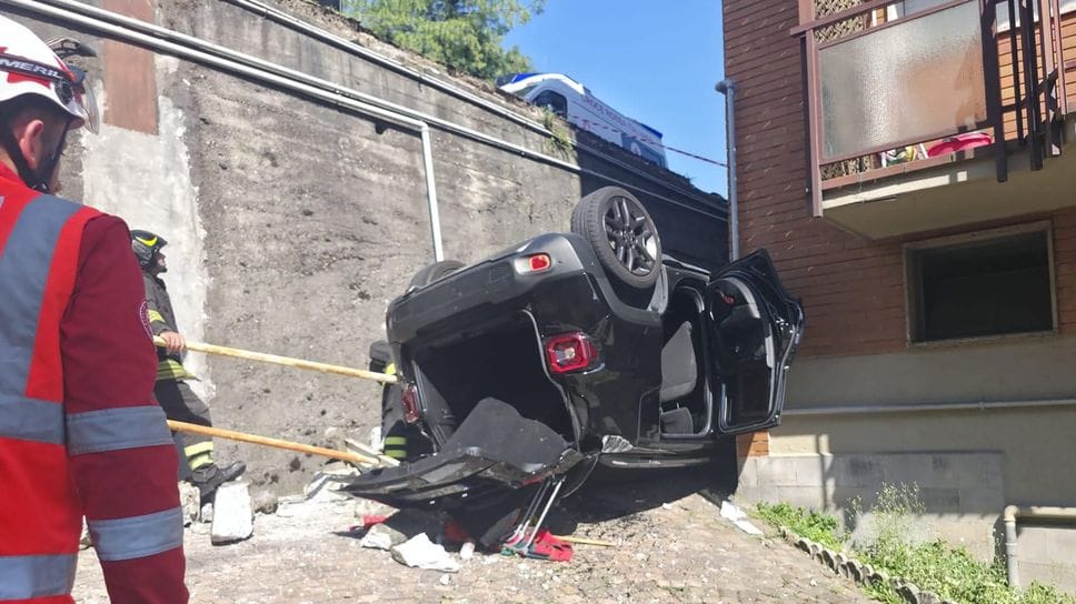Volo nel vuoto dopo il tornante: l’auto si capovolge in un giardino privato. Un ferito