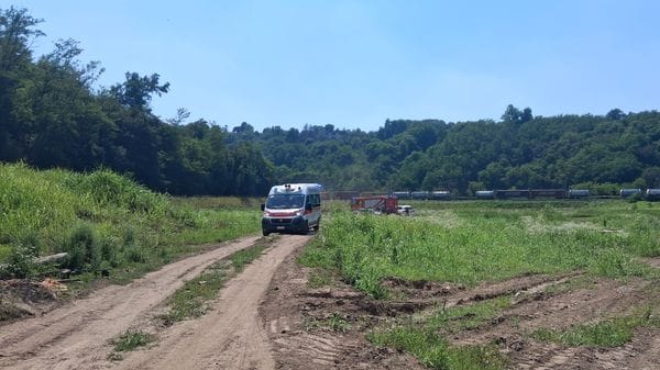 Carimate, si ribalta escavatore: il conducente miracolosamente illeso
