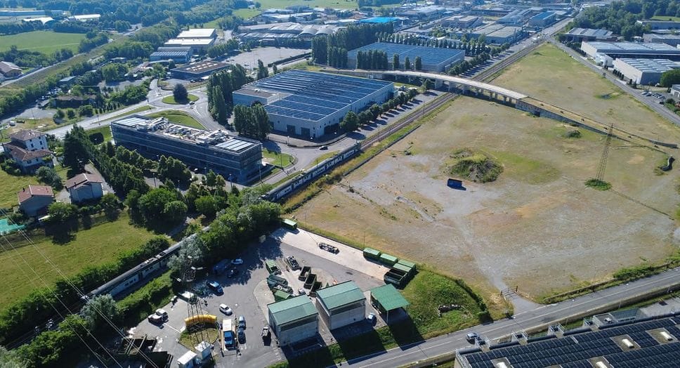 Erba, stop alla chiusura del passaggio a livello di via Trieste: polemica in consiglio
