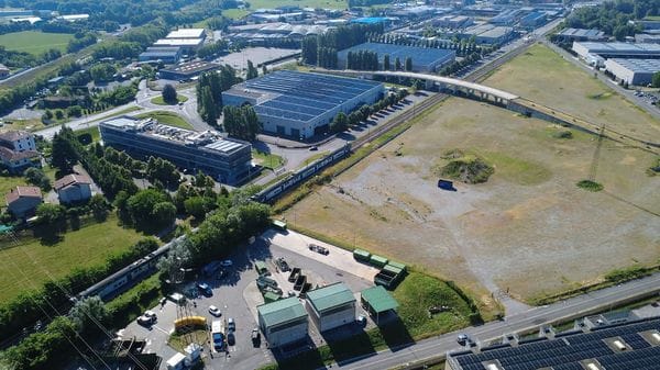 Erba, stop alla chiusura del passaggio a livello di via Trieste: polemica in consiglio