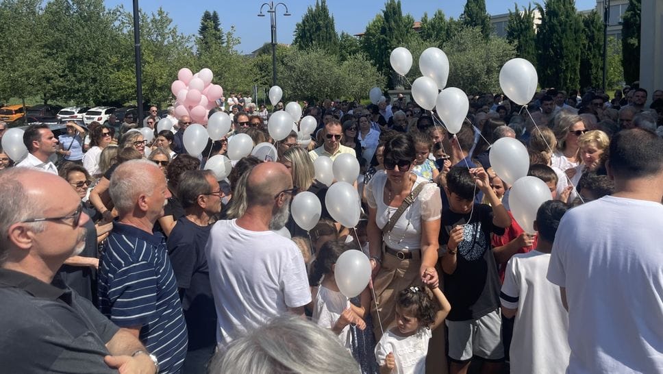 Folla e commozione per l’ultimo saluto alla piccola Adelaide