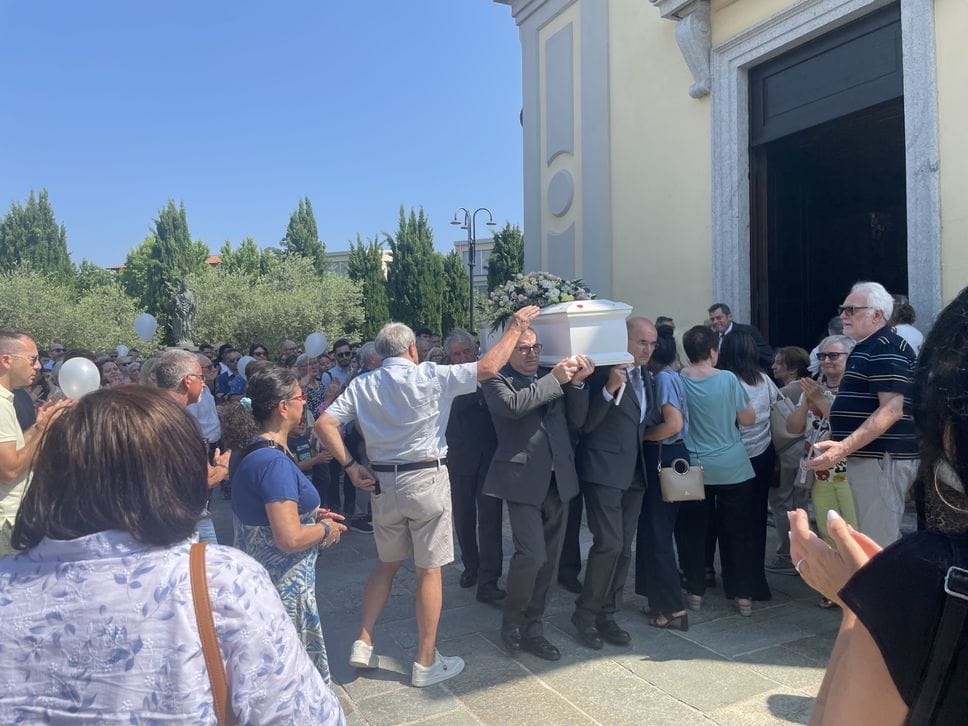Folla e commozione per l’ultimo saluto alla piccola Adelaide