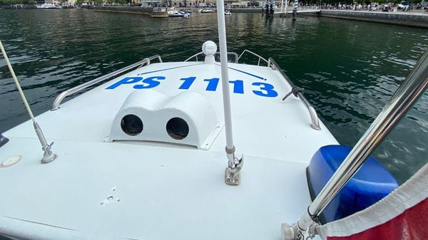 Si ferisce tuffandosi dal motoscafo, panico a bordo: interviene la Polizia