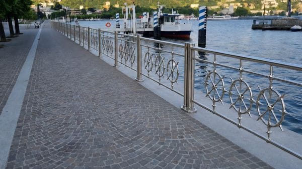 Parapetti, la nuova proposta. Ecco i timoni stilizzati in acciaio