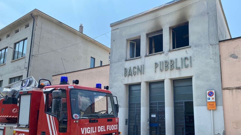 Como, incendio in via Sirtori: ingenti danni alla struttura ma nessun ferito