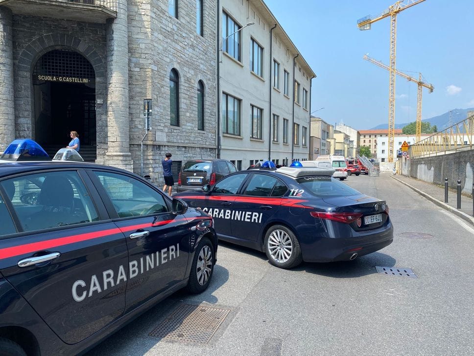 Como, incendio in via Sirtori: ingenti danni alla struttura ma nessun ferito