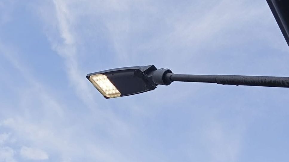 Lampioni accesi in pieno giorno a Cabiate