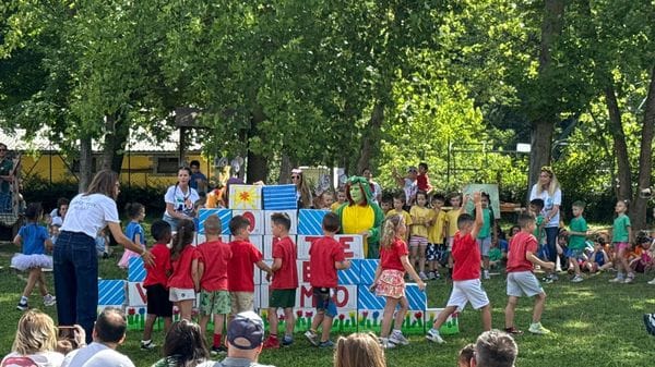 Ottocento persone in festa per la materna Catelli: comunità unita per il nuovo camminamento
