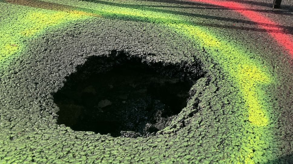Si apre una buca nella strettoia: via dei Mille a Cantù transennata e traffico deviato in centro