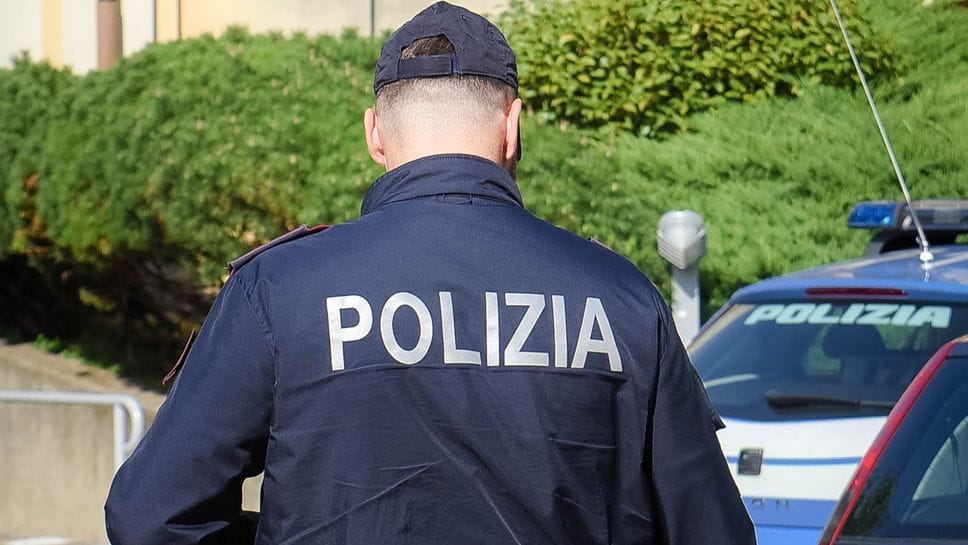 Aggredisce un volontario alla mensa don Guanella e poi gli agenti di polizia: fermato