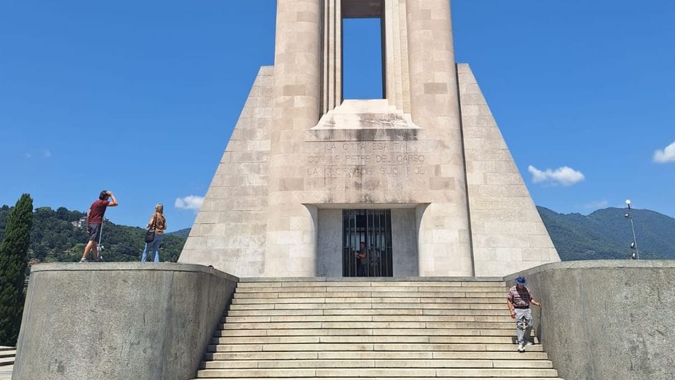 Como, rissa al monumento ai Caduti: aggredito  con i cocci di bottiglia di vetro
