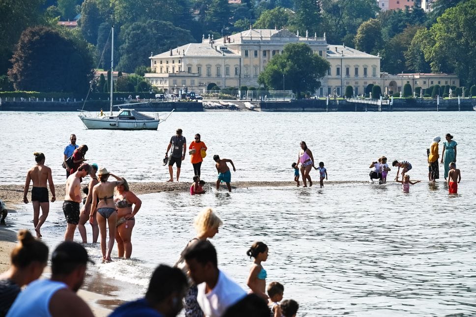 Dai ventilatori portatili ai tuffi proibiti: quali soluzioni anti-caldo vedete intorno a voi?